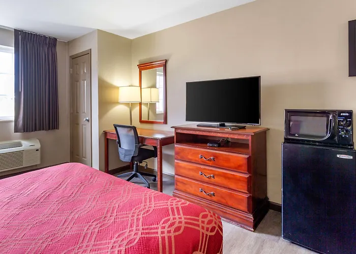 Econo Lodge Inn & Suites